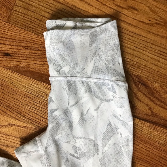 Lululemon White/Gray Pattern Legging - Picture 5 of 12